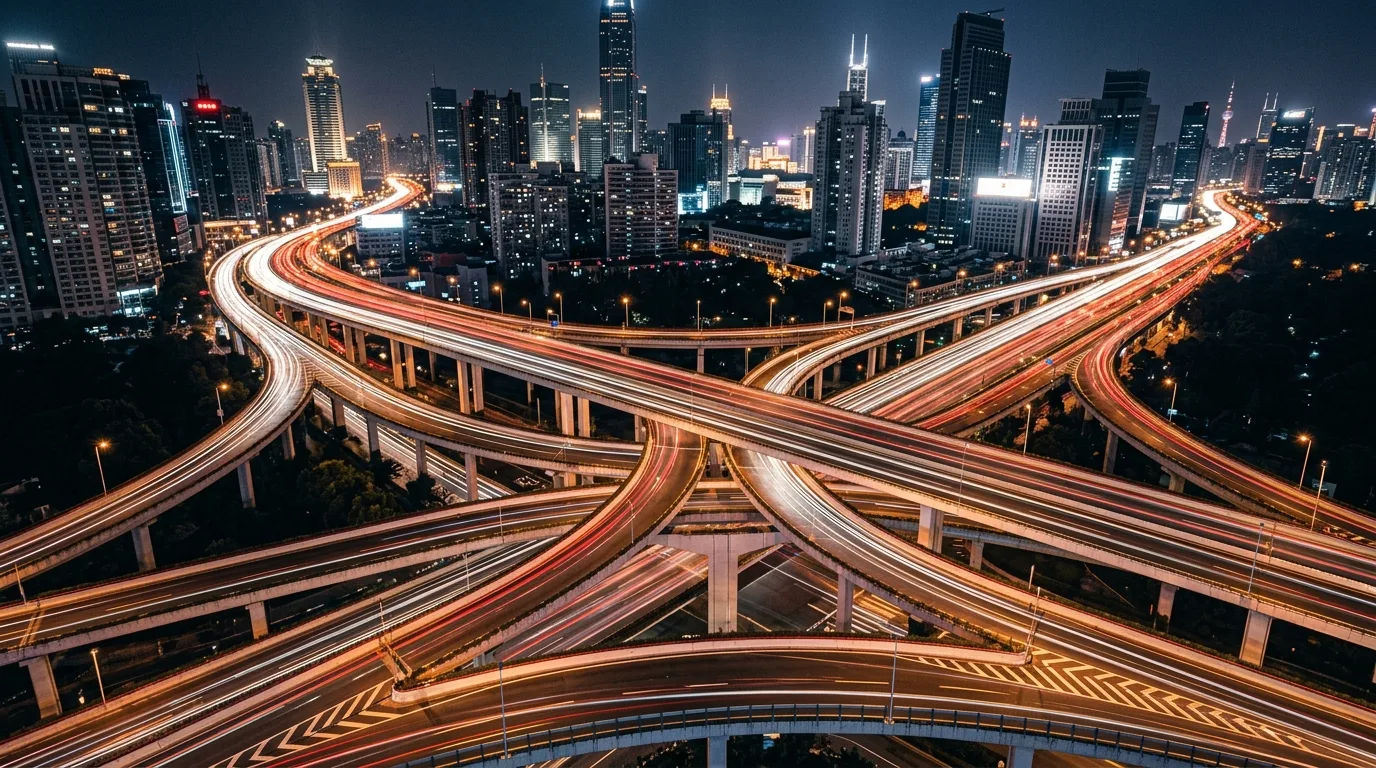 免费VPN加速器:城市夜景中的高速车流光轨,象征网络加速